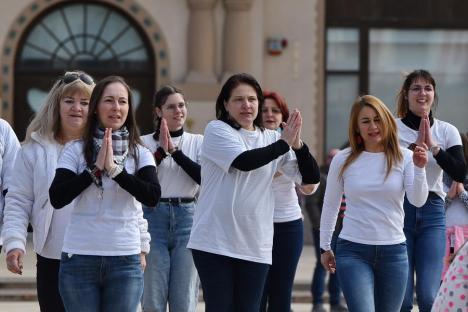 One Billion Rising: Zeci de oameni au dansat, în centrul Oradiei, dorind să dea un mesaj împotriva violenței în familie (FOTO / VIDEO)