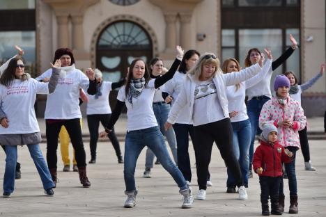 One Billion Rising: Zeci de oameni au dansat, în centrul Oradiei, dorind să dea un mesaj împotriva violenței în familie (FOTO / VIDEO)
