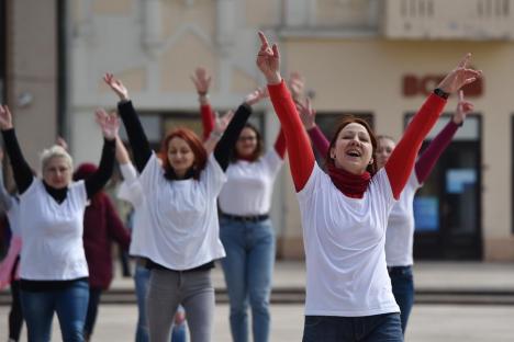 One Billion Rising: Zeci de oameni au dansat, în centrul Oradiei, dorind să dea un mesaj împotriva violenței în familie (FOTO / VIDEO)