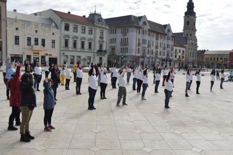 One Billion Rising: Zeci de oameni au dansat, în centrul Oradiei, dorind să dea un mesaj împotriva violenței în familie (FOTO / VIDEO)