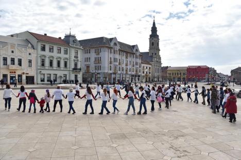 One Billion Rising: Zeci de oameni au dansat, în centrul Oradiei, dorind să dea un mesaj împotriva violenței în familie (FOTO / VIDEO)