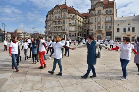 One Billion Rising: Zeci de oameni au dansat, în centrul Oradiei, dorind să dea un mesaj împotriva violenței în familie (FOTO / VIDEO)