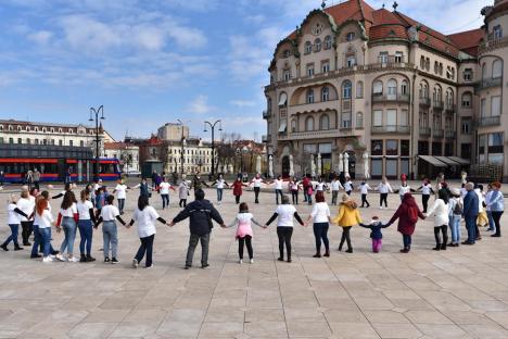 One Billion Rising: Zeci de oameni au dansat, în centrul Oradiei, dorind să dea un mesaj împotriva violenței în familie (FOTO / VIDEO)