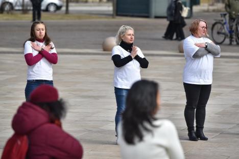 One Billion Rising: Zeci de oameni au dansat, în centrul Oradiei, dorind să dea un mesaj împotriva violenței în familie (FOTO / VIDEO)