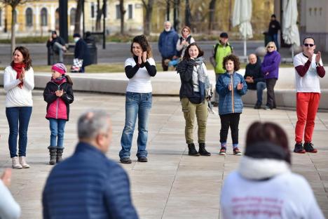 One Billion Rising: Zeci de oameni au dansat, în centrul Oradiei, dorind să dea un mesaj împotriva violenței în familie (FOTO / VIDEO)