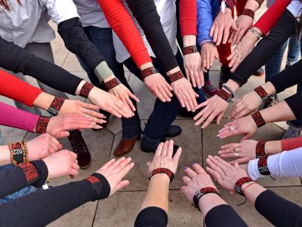 One Billion Rising: Zeci de oameni au dansat, în centrul Oradiei, dorind să dea un mesaj împotriva violenței în familie (FOTO / VIDEO)