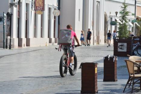 Oradea la pedală: Ambuteiajele provocate de maşinile numeroase şi de lucrări au dus la înmulţirea bicicliştilor (FOTO)