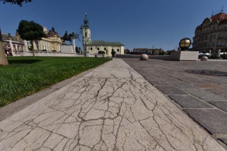 Oradea spartă: La 6 ani după reabilitare, Piața Unirii are nevoie de reparații tot mai multe și mai greu de făcut (FOTO)