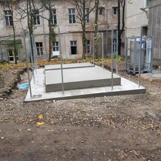 Pregătiri în pandemie: Spitalul Municipal din Oradea montează rezervoare uriaşe de oxigen în trei secţii exterioare (FOTO)