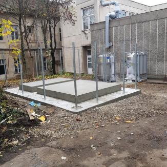 Pregătiri în pandemie: Spitalul Municipal din Oradea montează rezervoare uriaşe de oxigen în trei secţii exterioare (FOTO)