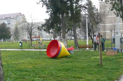Primăria a început să monteze aparatele de joacă în parcuri (FOTO)