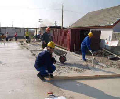 O familie va primi o locuinţă de Paşti, datorită muncii a 40 de voluntari din Beiuş 
