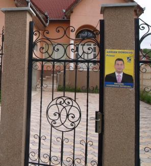Primarul de Beiuş, acuzat că şi-a lipit afişe pe casa contracandidatului PDL (VIDEO)