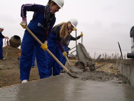 La 15 ani de la înfiinţare, Habitat pentru Umanitate sărbătoreşte ajutând alţi sărmani 