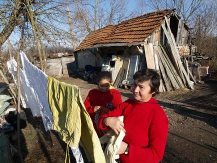 Habitat pentru Umanitate strânge bani ca să ofere o casă nouă unei familii care riscă să fie strivită de propria locuinţă (VIDEO)