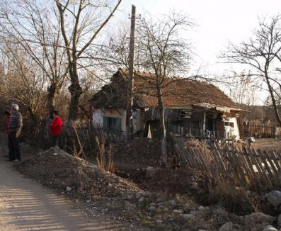 Habitat pentru Umanitate strânge bani ca să ofere o casă nouă unei familii care riscă să fie strivită de propria locuinţă (VIDEO)