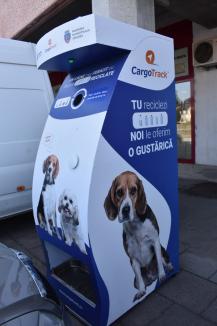 PET pentru „pet”: În premieră, Oradea are un tonomat care reciclează PET-uri oferind o recompensă pentru... căței (FOTO)