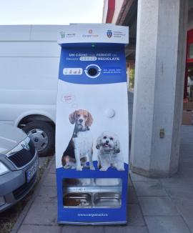 PET pentru „pet”: În premieră, Oradea are un tonomat care reciclează PET-uri oferind o recompensă pentru... căței (FOTO)