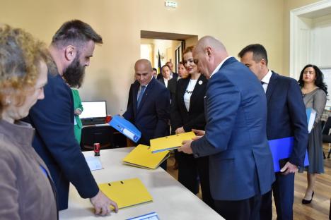 PNL Bihor și-a depus candidaturile la Parlament. Bolojan promite o „echipă puternică” pentru a sprijini județul (FOTO)