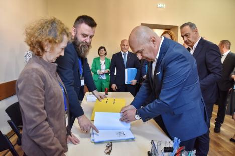 PNL Bihor și-a depus candidaturile la Parlament. Bolojan promite o „echipă puternică” pentru a sprijini județul (FOTO)