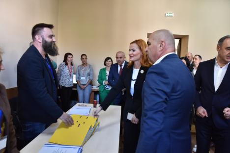 PNL Bihor și-a depus candidaturile la Parlament. Bolojan promite o „echipă puternică” pentru a sprijini județul (FOTO)