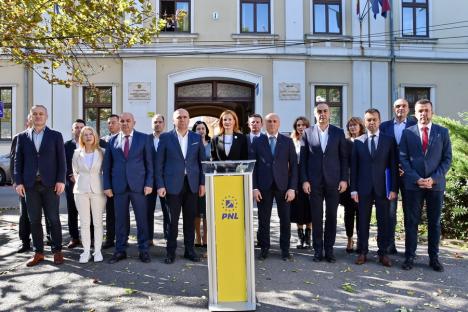 PNL Bihor și-a depus candidaturile la Parlament. Bolojan promite o „echipă puternică” pentru a sprijini județul (FOTO)