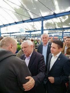 Ministrul Agriculturii, Petre Daea, vizită electorală în Oradea: S-a plimbat prin pieţe şi i-a linguşit pe fermieri (FOTO/VIDEO)