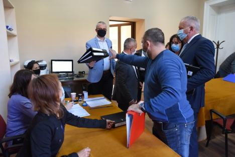 Prima apariţie a şefului PSD Bihor, Ioan Mang, după dezastrul de la locale: A fost cu colegii să-şi depună candidaturile, dar a plecat singur şi fără explicaţii pentru bihoreni (FOTO / VIDEO)