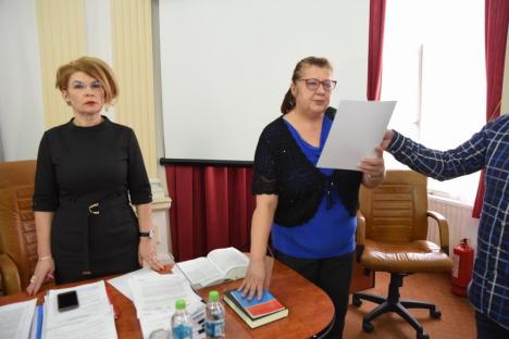 După un an şi jumătate de împotrivire, coaliţia PSD-UDMR a lăsat-o pe PNL-ista Carmen Pantiş să depună jurământul de consilier judeţean