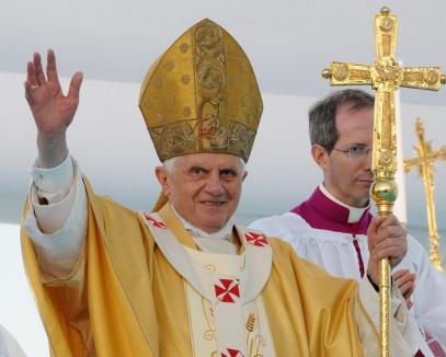 În mesajul de rămas-bun, Papa a salutat credincioşii din Oradea