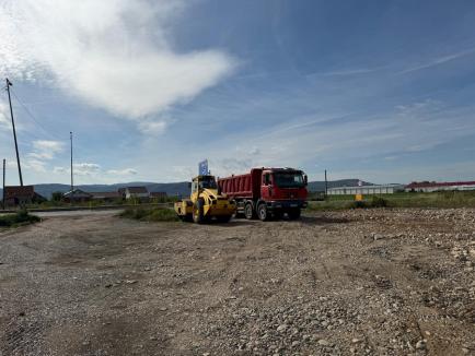 Au început și lucrările pentru amenajarea Parcului Industrial din Aleșd. Viitorii chiriași pot primi aproape 4 milioane euro din fonduri UE (FOTO)