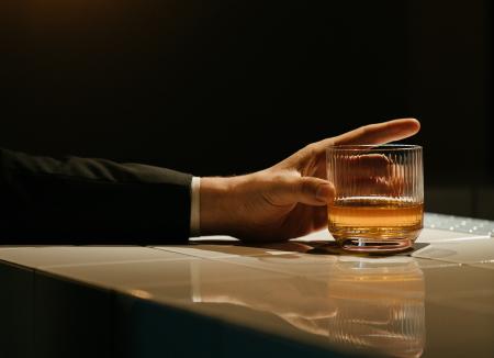 Whisky-man în cătuşe: Un hoţ din Sârbi a golit dulapul cu băuturi din casa unui bihorean