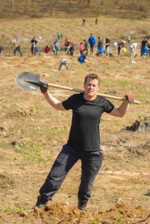 Unul din 1.000: Cine este tânărul care a mobilizat o mie de bihoreni la cea mai mare acţiune voluntară de plantări din Bihor (FOTO)