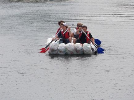 Duşi cu pluta: Elevi şi profesori de la Liceul German au navigat pe Criş cu o plută din PET-uri (FOTO)