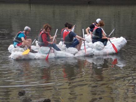 Duşi cu pluta: Elevi şi profesori de la Liceul German au navigat pe Criş cu o plută din PET-uri (FOTO)