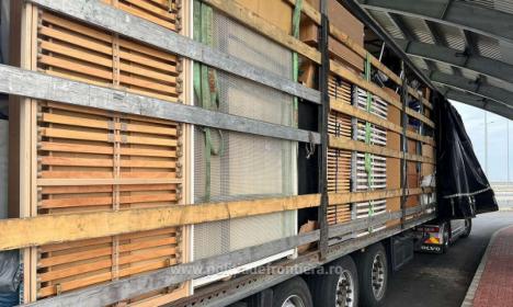 Frână în Borș! Trei TIR-uri au încercat să aducă ilegal în țară 45 de tone de deșeuri din Italia și Germania