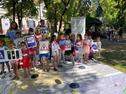 Educaţie rutieră, într-un parc din Oradea: Poliţiştii rutieri și cei de prevenire din Bihor, asaltaţi de copii (FOTO)