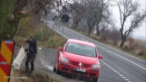 Atenție, se filmează! Mașini confiscate și amenzi uriașe pentru cei prinși că aruncă gunoaie pe drumuri în Bihor (FOTO/VIDEO)