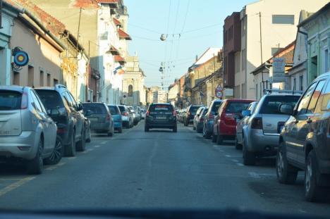 Primare, vrem parcare! Un loc la trei mașini: Criza locurilor de parcare din centrul Oradiei, fără soluţii până anul viitor (FOTO)