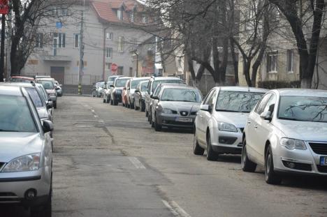Primare, vrem parcare! Un loc la trei mașini: Criza locurilor de parcare din centrul Oradiei, fără soluţii până anul viitor (FOTO)