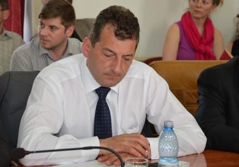 Noi percheziţii la Primăria Beiuş: Primarul Adrian Domocoş, reţinut de DNA!
