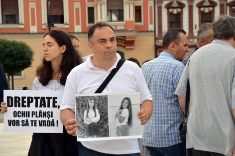 Protest cu lacrimi, în Piaţa Unirii din Oradea: 'Alexandra, tu nu ştii, dar aici se plânge pentru tine' (FOTO / VIDEO)