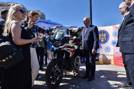 SMURD pe motocicletă: Începând de sâmbătă, urgenţele din Bihor sunt asigurate şi de paramedici pe două motoare BMW (FOTO)