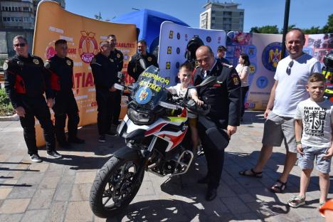 SMURD pe motocicletă: Începând de sâmbătă, urgenţele din Bihor sunt asigurate şi de paramedici pe două motoare BMW (FOTO)