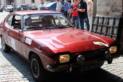 Raliu fără frontiere: 34 de maşini de epocă străbat Bihorul în weekend. Între ele, un Peugeot de 90 de ani şi o Dacia câştigată în 1983 la CEC (FOTO / VIDEO)