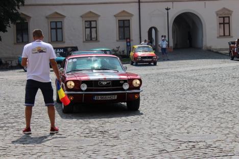 Raliu fără frontiere: 34 de maşini de epocă străbat Bihorul în weekend. Între ele, un Peugeot de 90 de ani şi o Dacia câştigată în 1983 la CEC (FOTO / VIDEO)