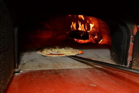 Ciao, Oradea! Chef Alexis ne îmbie cu pizza pe vatră, specialităţi greceşti şi preparate din bucătăria italiană, în cel mai nou restaurant-pizzerie din oraș (FOTO)