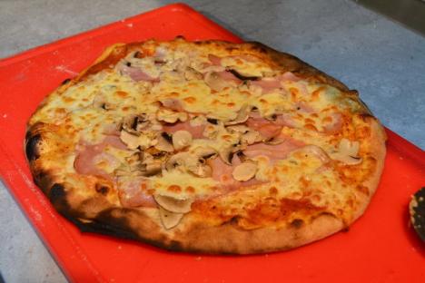 Ciao, Oradea! Chef Alexis ne îmbie cu pizza pe vatră, specialităţi greceşti şi preparate din bucătăria italiană, în cel mai nou restaurant-pizzerie din oraș (FOTO)