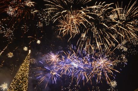 La mulţi ani! Mii de orădeni au asistat, în Cetate, la focuri de artificii şi la o cerere în căsătorie (FOTO/VIDEO)