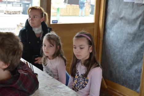 Actorul Richard Balint le-a spus poveşti copiilor la Târgul de Paşti (FOTO)